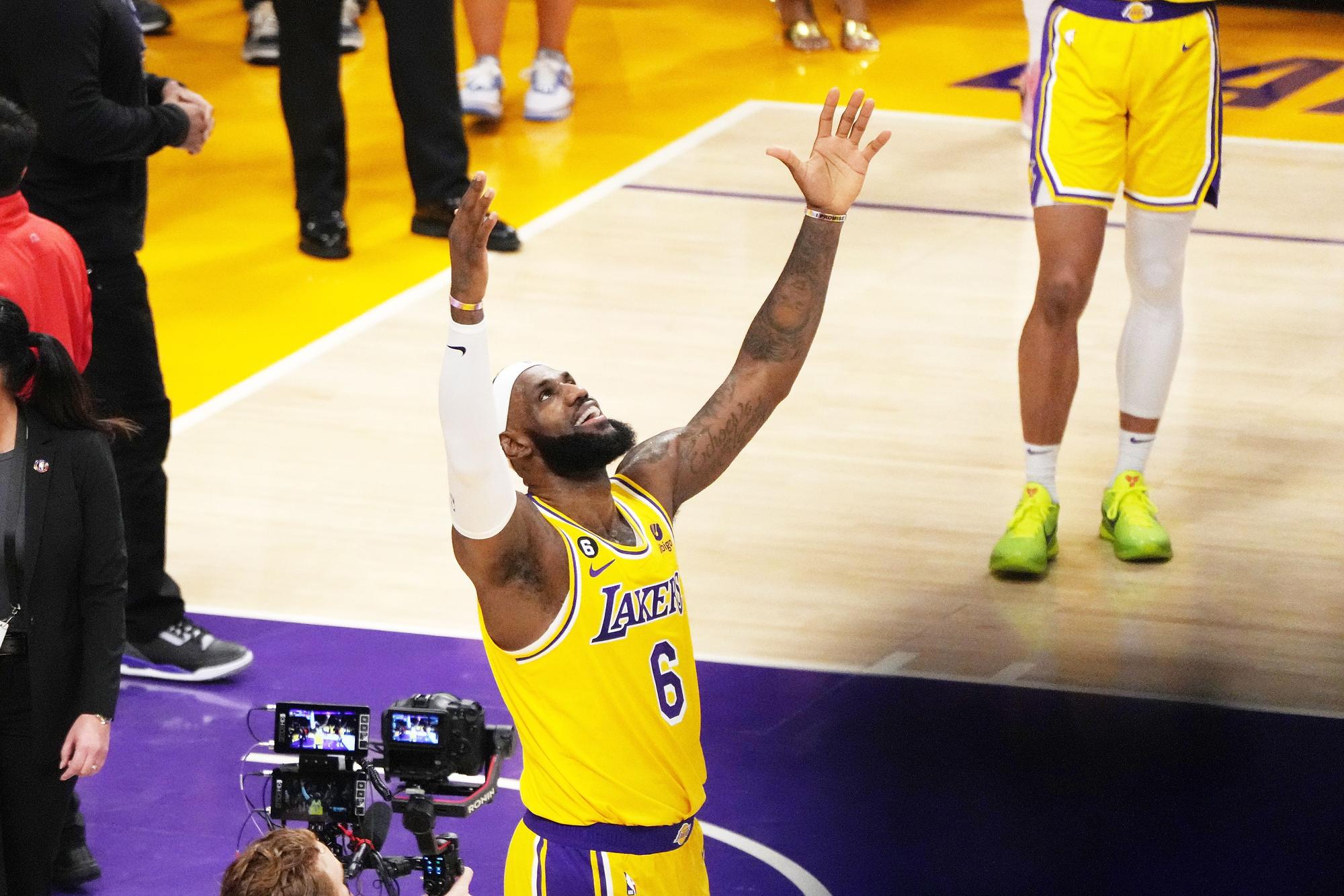 LeBron James celebrando su récord