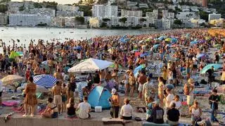 Miles de personas se entregan en la playa de Santa Ponça al eclipse: “Es un regalo por el Mundial que ganó España”