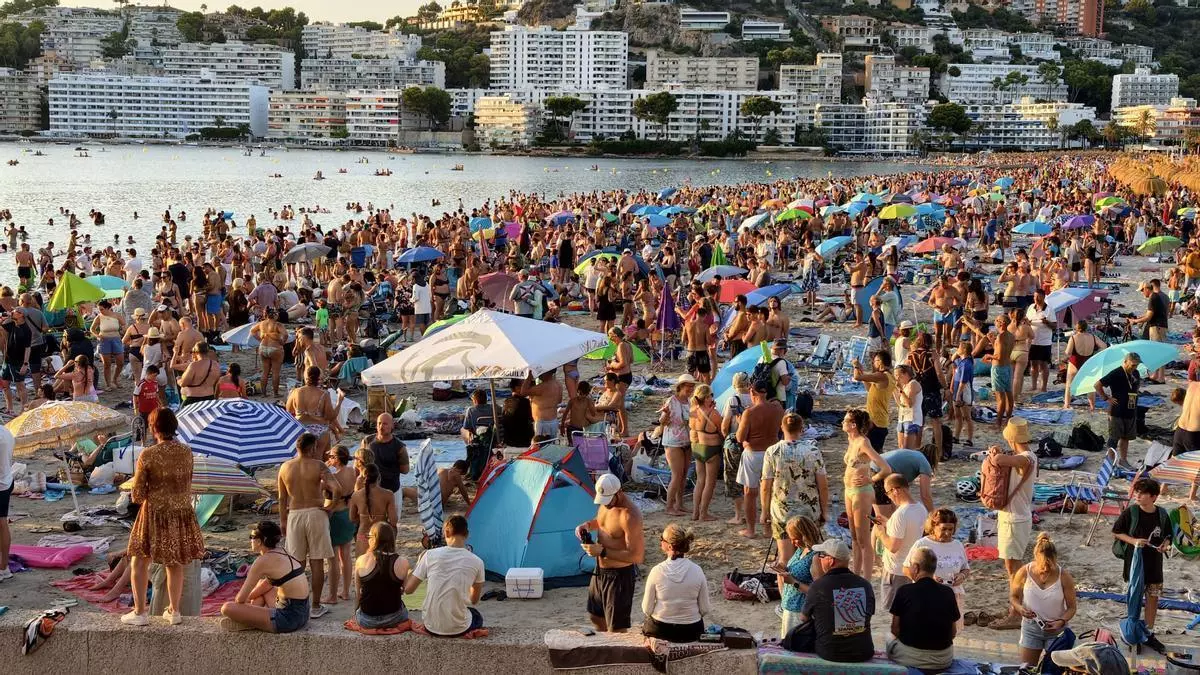 Miles de personas se entregan en la playa de Santa Ponça al eclipse: “Es un regalo por el Mundial que ganó España”
