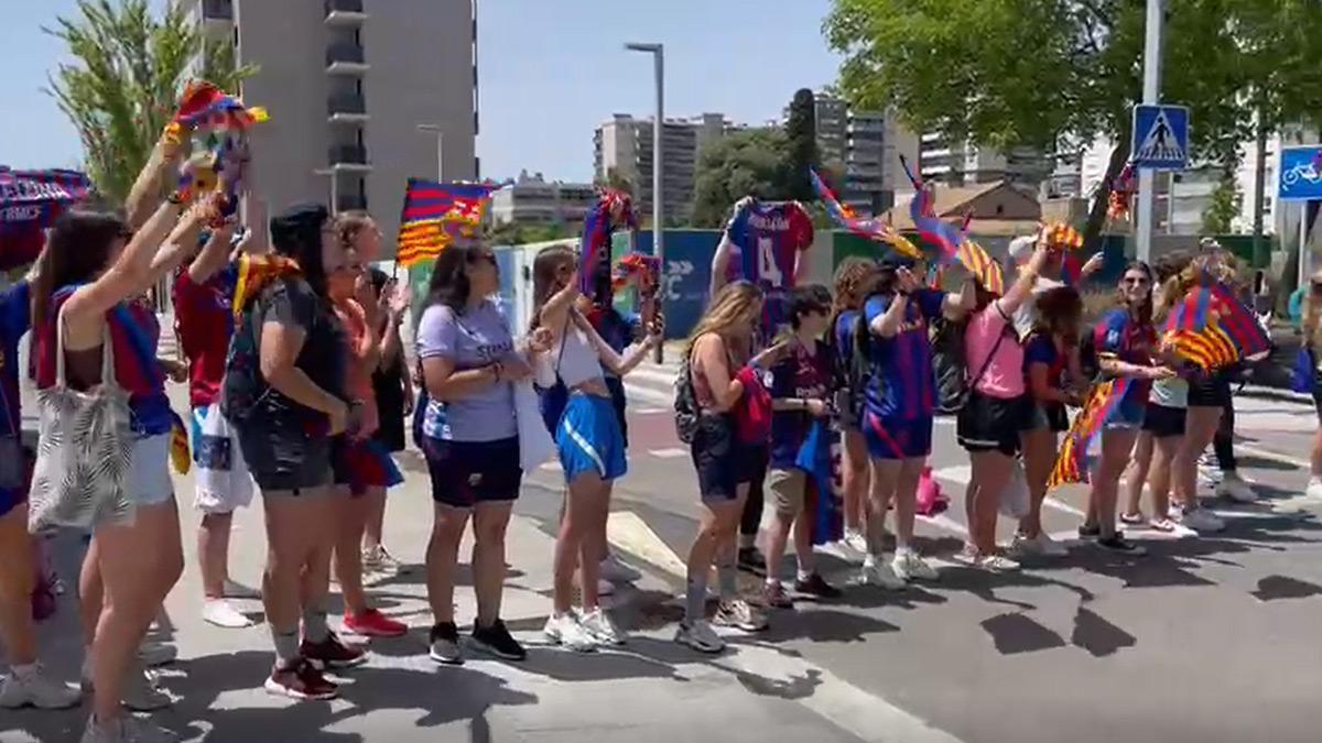 Los aficionados del Barça reciben a las jugadoras en la Ciutat Esportiva