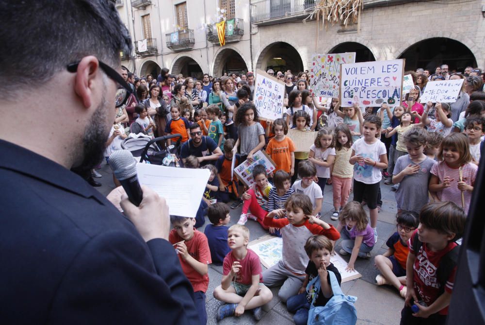 Pares i alumnes del Pla de l''Estany i el Gironès, reclamen gestionar els menjadors escolars