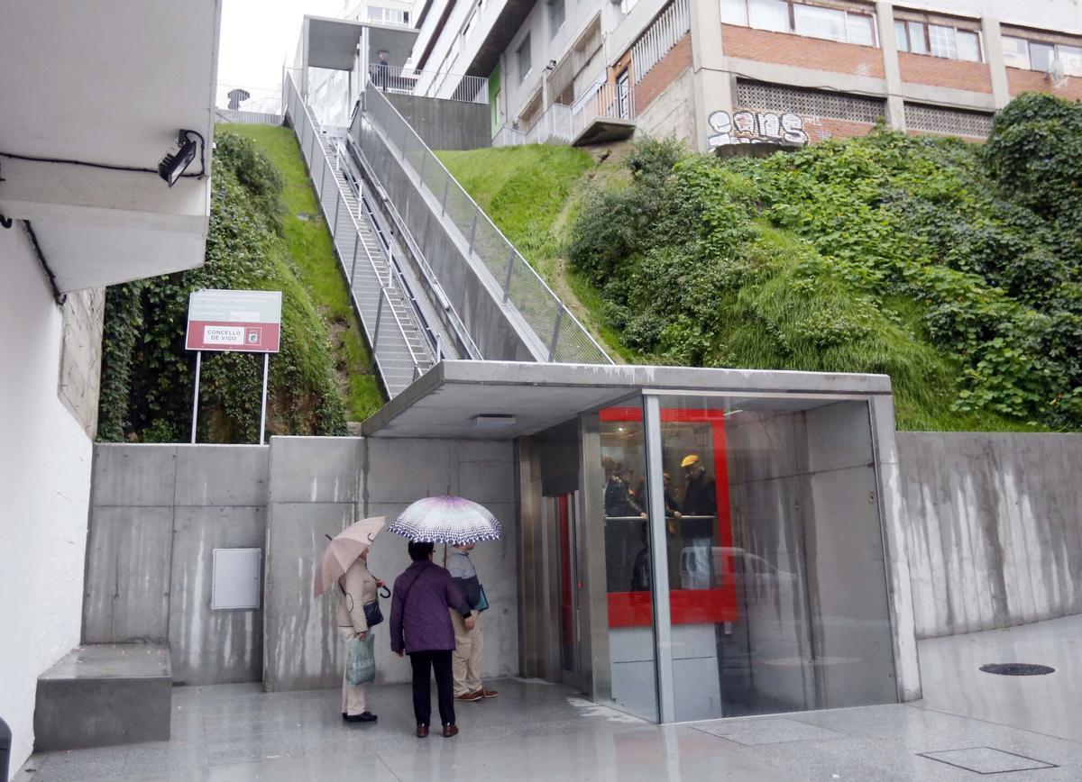 Usuarios utilizan el primer ascensor urbano de vigo