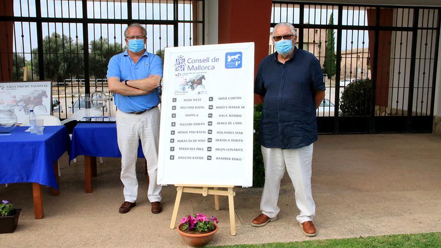 Lluís Socias y Joan Llabata posan junto a la pizarra con los dorsales