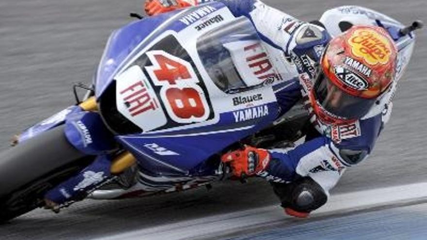 El piloto español del equipo Fiat Yamaha de Moto GP, Jorge Lorenzo, toma una curva durante la tercera sesión de entrenamientos libres de moto GP del Gran Premio de Estoril, Portugal.