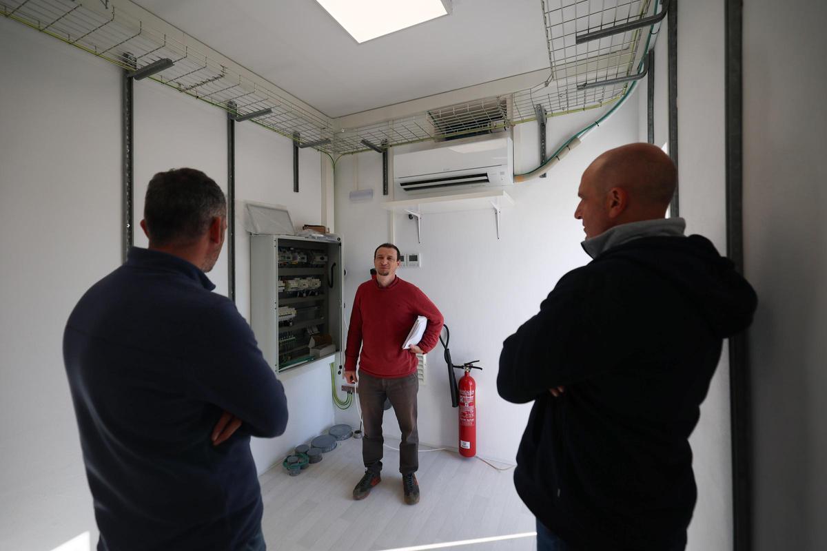 Técnicos en el interior de la caseta de la antena.