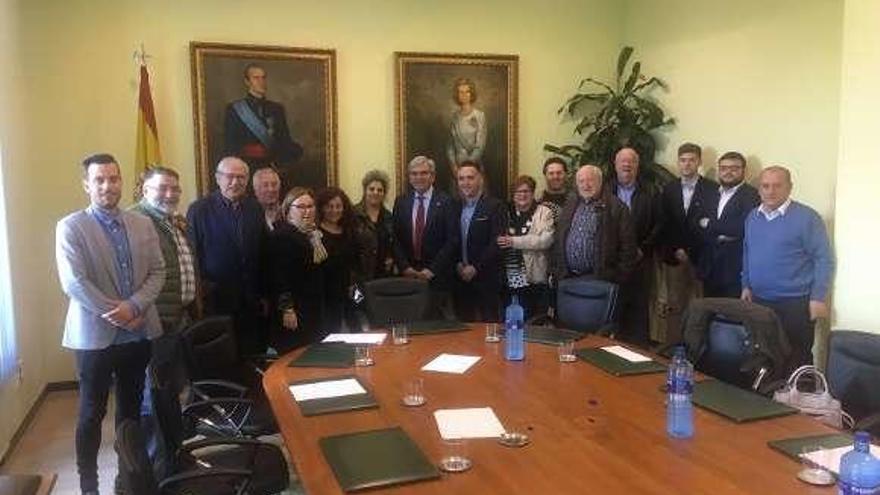 Los representantes de Fegea tras la reunión con el nuevo delegado del Gobierno, que aparece en el centro de la imagen.