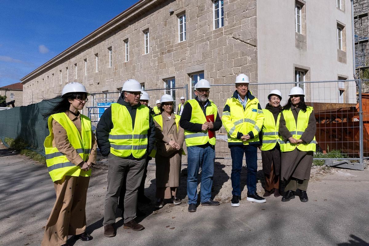El conselleiro de Sanidade, con miembros de su departamento y el gerente del Área Sanitaria de Santiago y Barbanza, en su visita a las obras del centro de salud de Conxo.