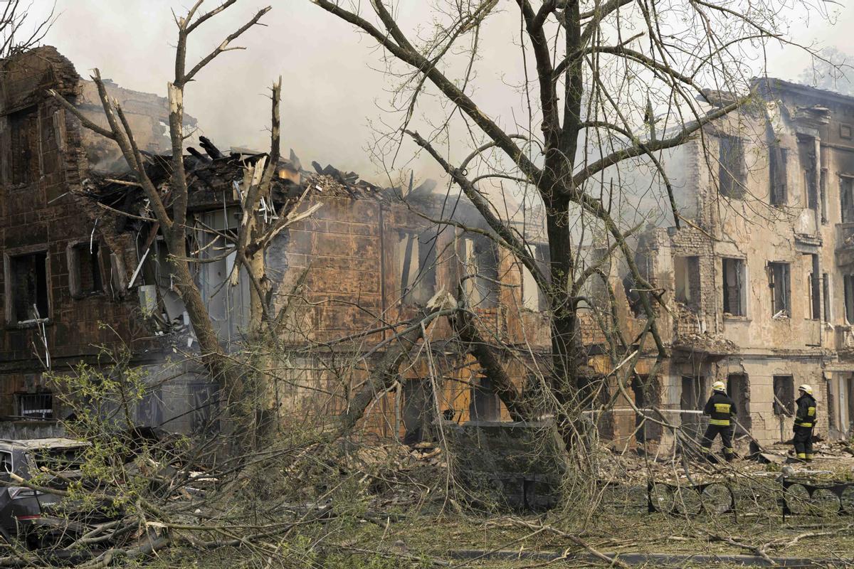 Rusia bombardea un hospital en Dnipro y causa al menos dos muertos