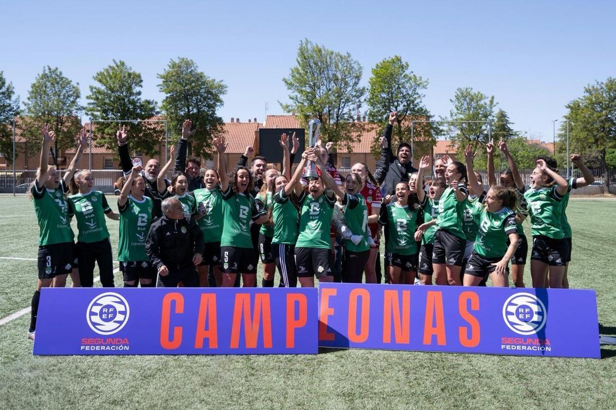 Las jugadoras del Sport levantan el título de campeonas ante su afición.
