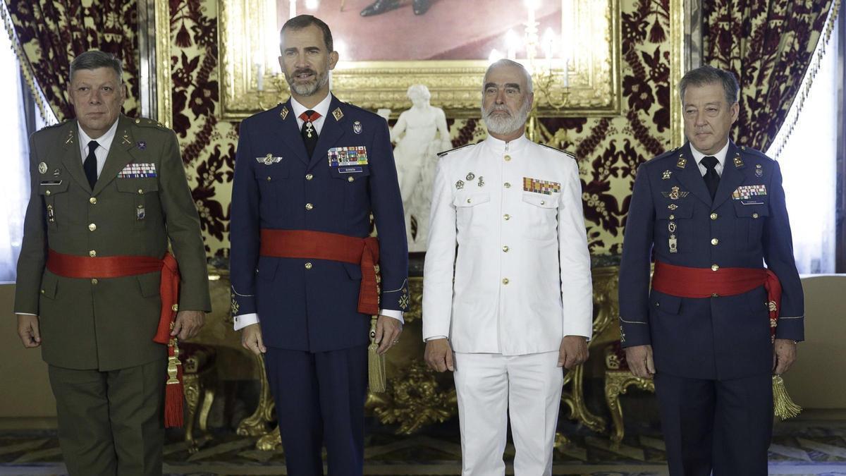 El almirante Santiago Bolíbar, de uniforme blanco, en un acto junto al rey Felipe VI.