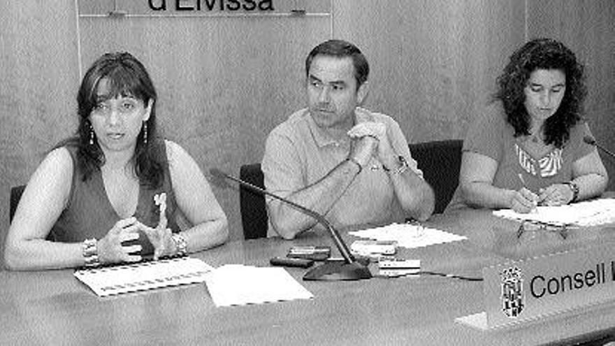 El presidente, Xico Tarrés, entre las conselleras Patricia Abascal y Pilar Costa, ayer, en el Consell / D. I.