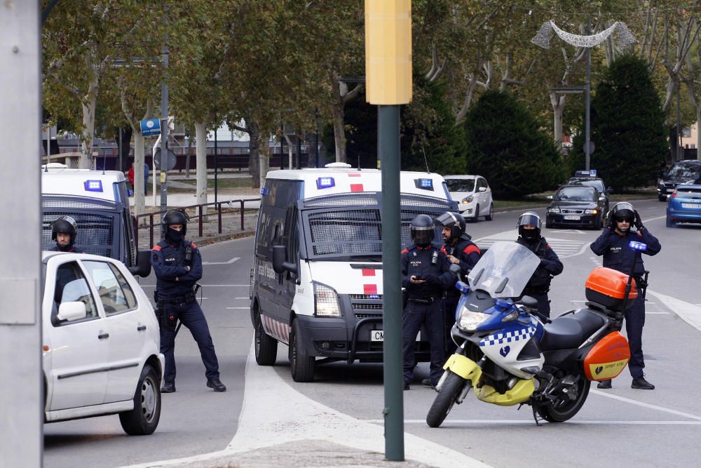 400 persones es manifesten a Girona en favor de la unitat d''Espanya i en contra del Govern destituït