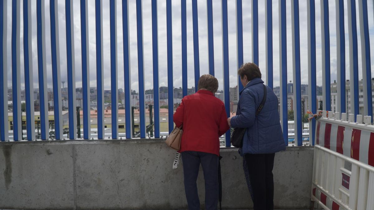 Vecinas de A Sardiñeira miran las obras de la intermodal