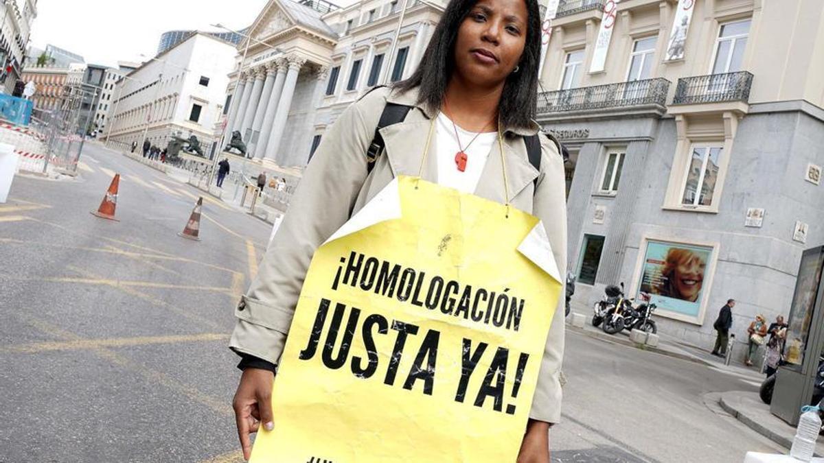 Manifestación en Madrid del colectivo Homologación Justa Ya. En la imagen Nandy Castro, fisioterapeuta colombiana de 35 años.