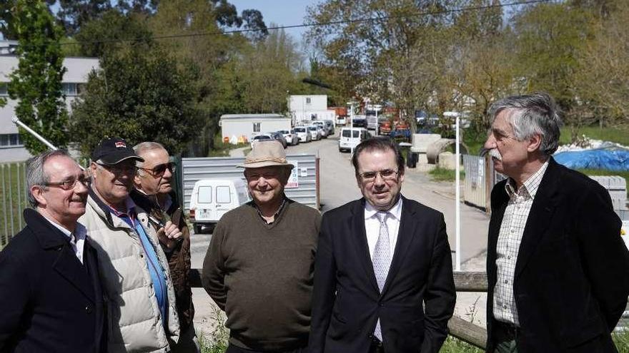 Abraira, segundo por la derecha, con vecinos de El Pisón, comprobando el cese de las obras de la depuradora del Este en marzo de 2016, tras la sentencia a su favor del Tribunal Supremo.