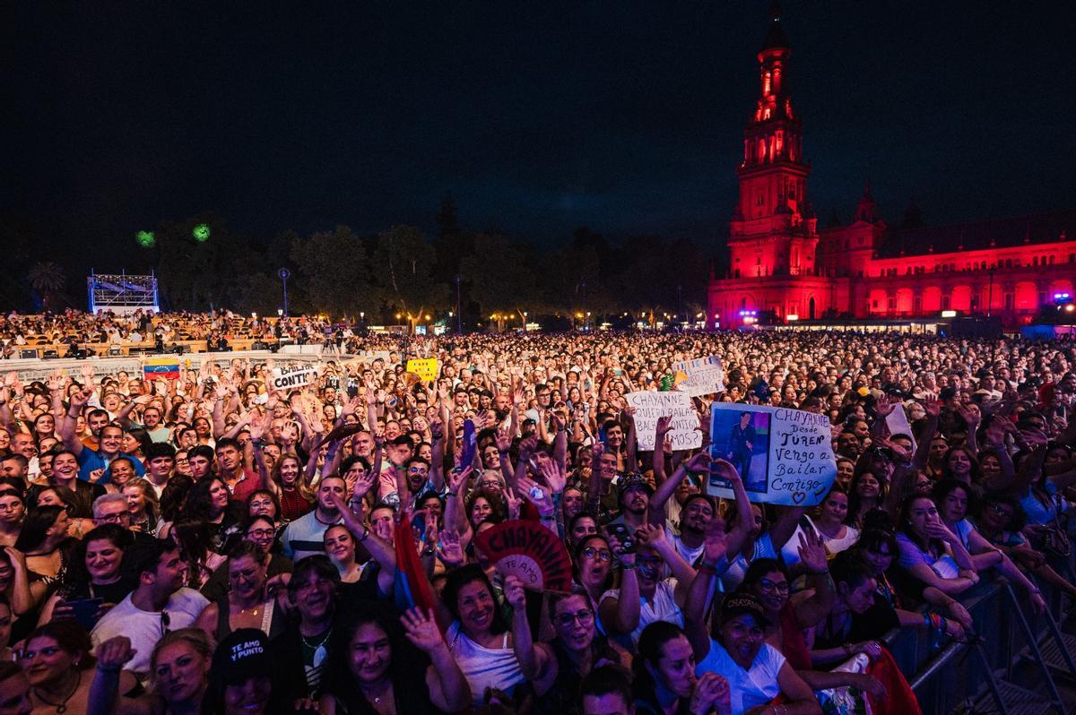 Vista del público durante el concierto de Chayanne en la última edición de Icónica Santalucía Sevilla Fest.
