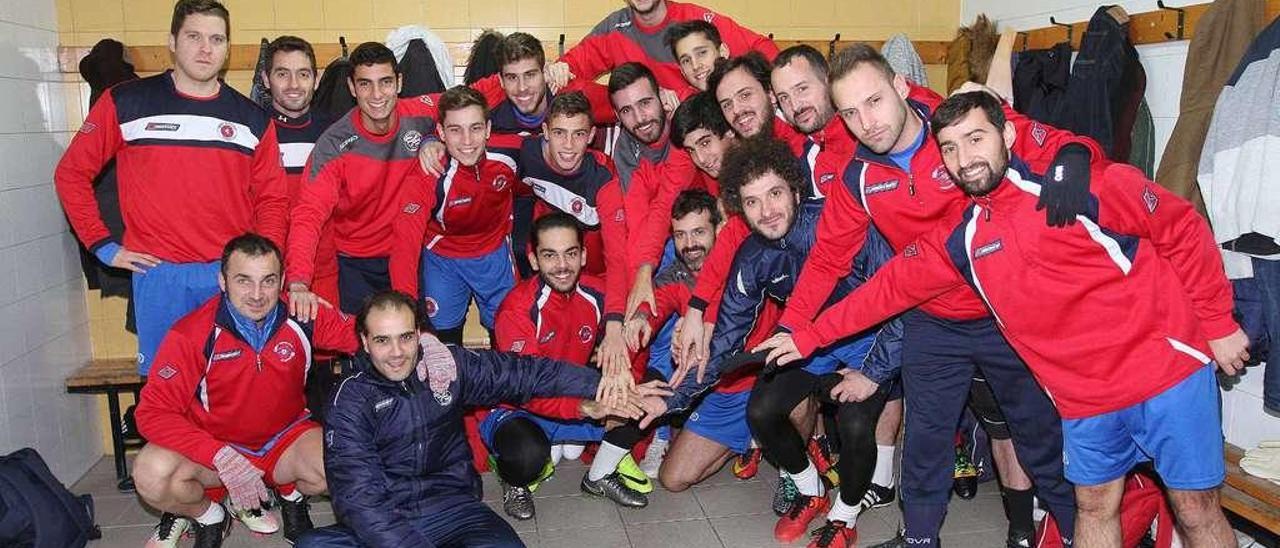 La plantilla de la Unión Deportiva Ourense, ayer por la noche, muestra sus caras de felicidad por los éxitos conseguidos. // Iñaki Osorio