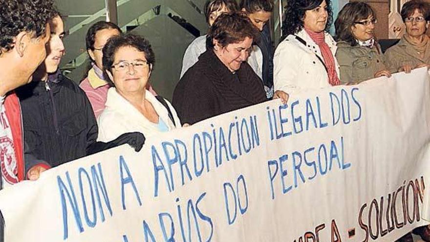 Empleadas de Galaurea, durante una protesta.  // Bernabé/Javier Lalín