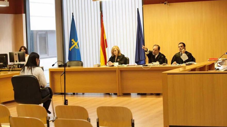 La acusada, de espaldas, durante el juicio celebrado ayer en Gijón.