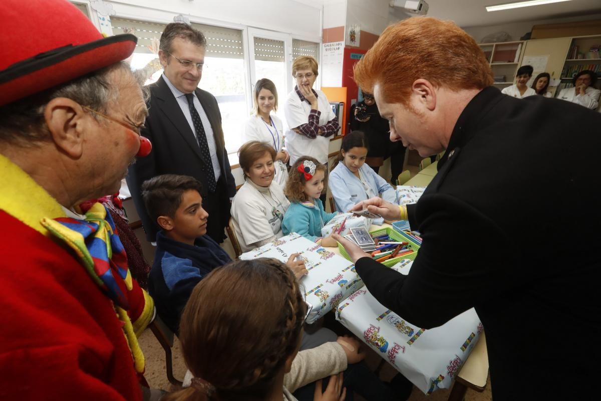 Yunke y Mel i Xispa llevan regalos y alegría a los niños del Hospital General