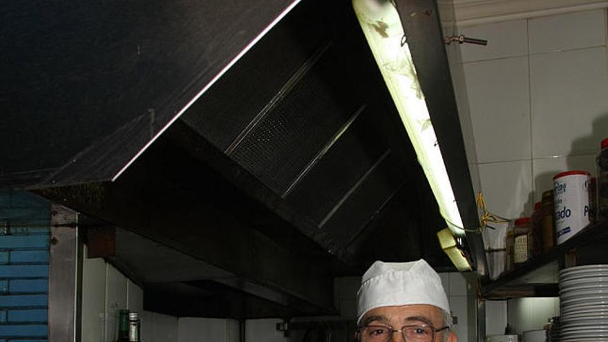 Juan Camino, ataviado con su gorro de cocinero.