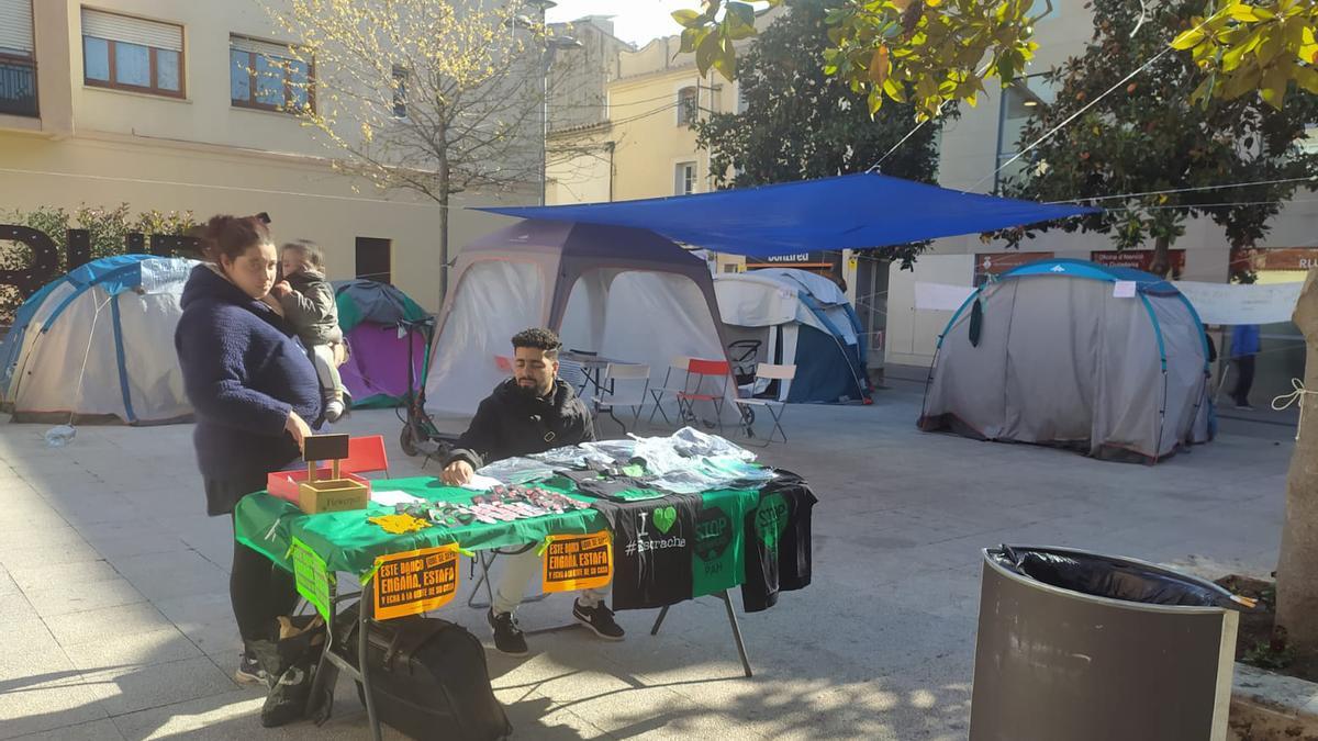 Miembros de la PAH Rubí llevan un mes acampados en la plaza del Ayuntamiento