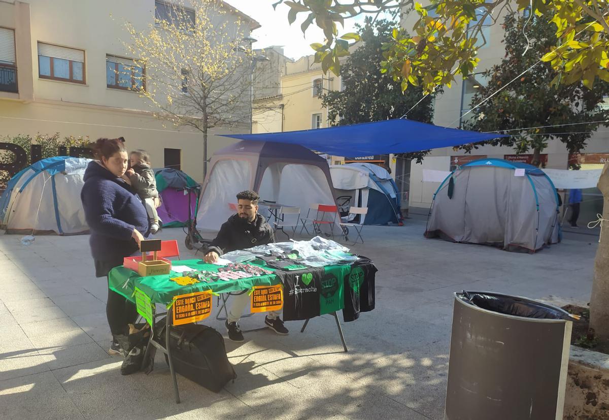 Miembros de la PAH Rubí llevan un mes acampados en la plaza del Ayuntamiento Miembros de la PAH Rubí llevan un mes acampados en la plaza del Ayuntamiento