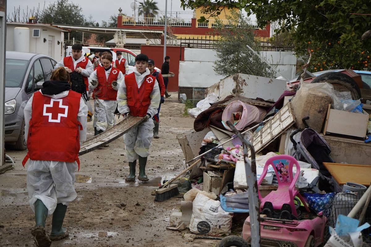 Voluntarios de Cruz Roja colaborando en la limpieza de Guadalvalle y Altea.