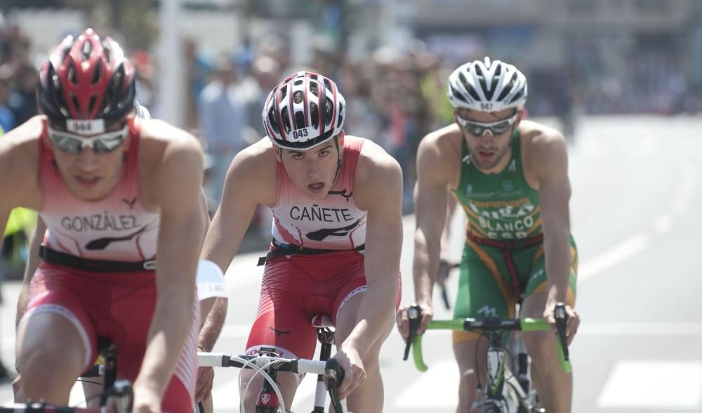 Más de 300 deportistas en el X Triatlón de Riazor