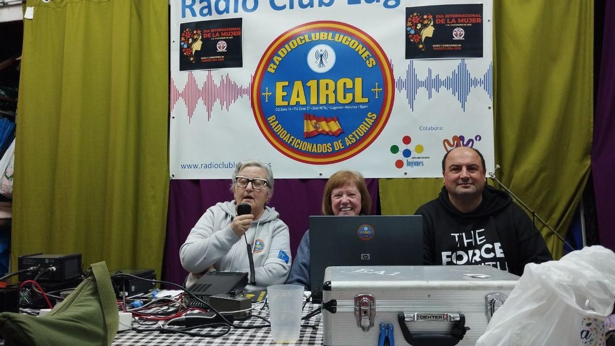 Por la izquierda, Ángela Graciela Seoane, Emma Rodríguez y César Arias, con los aparatos de radio