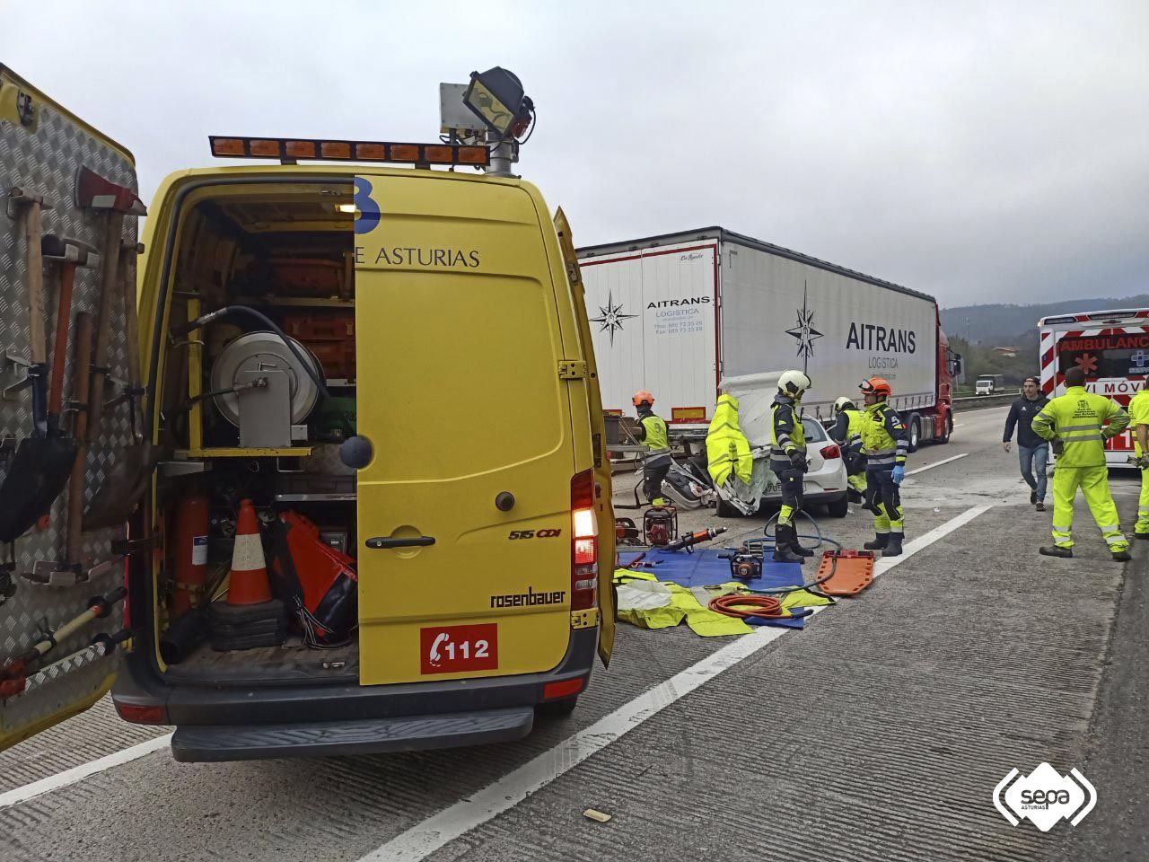 EN IMÁGENES: Un accidente en la "Y" deja un herido muy grave y retenciones kilométricas en el nudo de Serín