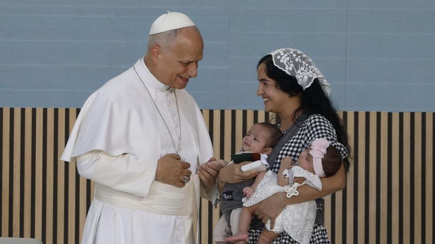 Una madre cubana atendida por Cáritas presenta a León XIV a sus dos bebés