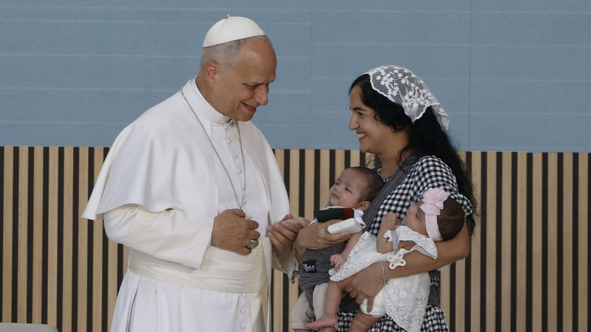 Una madre cubana atendida por Cáritas presenta a León XIV a sus dos bebés