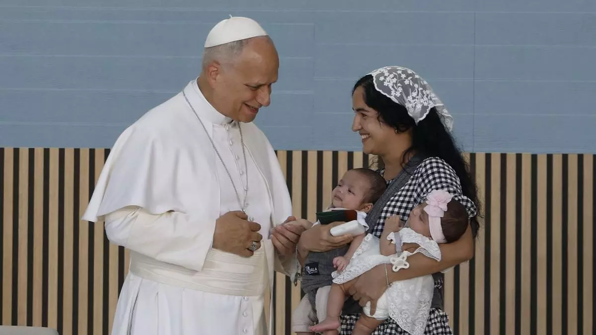 Una madre cubana atendida por Cáritas presenta a León XIV a sus dos bebés