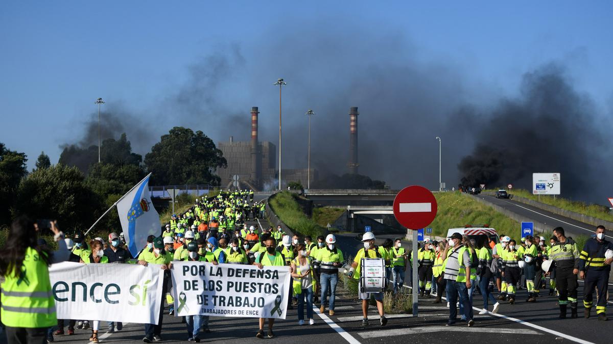 Trabajadores de Ence y auxiliares cortan el tráfico en los accesos a Pontevedra