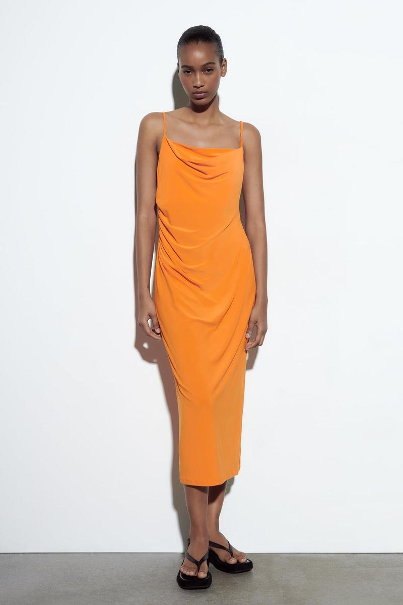 Vestido naranja con escote drapeado de Zara