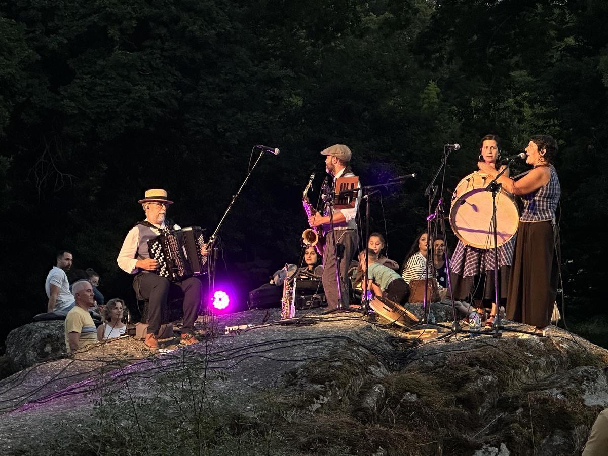 El grupo Balteira, durante su actuación de este sábado en A Ponte Maceira.