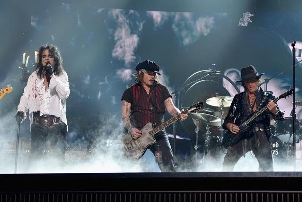 Johnny Depp se subió al escenario de la gala de los Grammy 2016 con Hollywood Vampires.