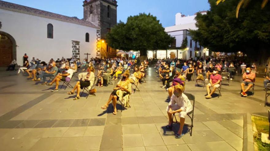 Un grupo de asistentes al Festival Jazz &amp; Más en La Palma antes de que la Guardia Civil procediera al desalojo el viernes.