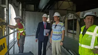 Instalan los primeros arcos de la planta superior en la plaza de abastos de Verónicas