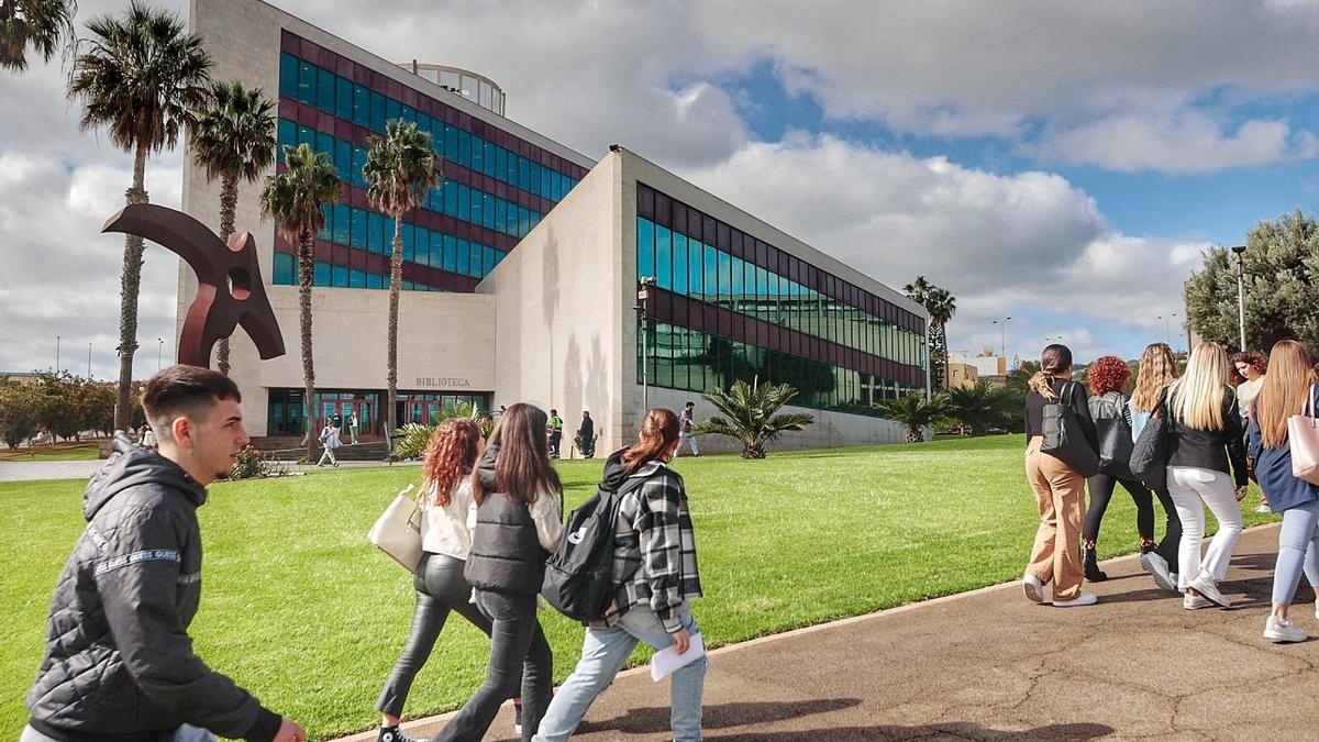 Universitarios pasean por los jardines del Campus de Guajara, en la Universidad de La Laguna