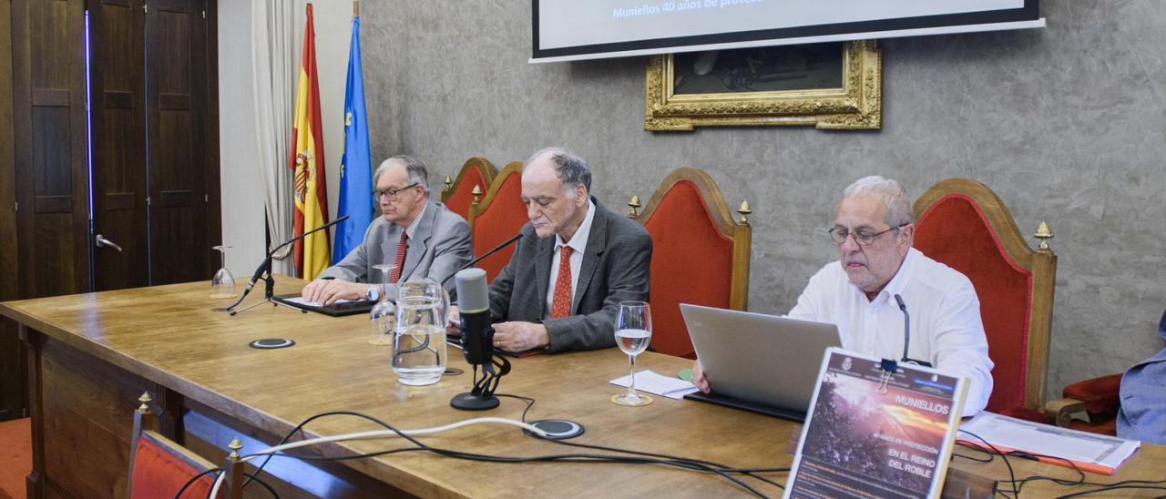 Por la izquierda, Tomás Díaz González, catedrático emérito de Botánica; José María Fernández Díaz-Formentí, coordinador del ciclo sobre Muniellos; y Víctor Vázquez, durante la conferencia de este último, ayer. | Jaime Campuzano