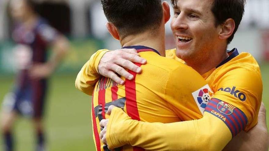 Munir y Messi se abrazan en Ipurua.