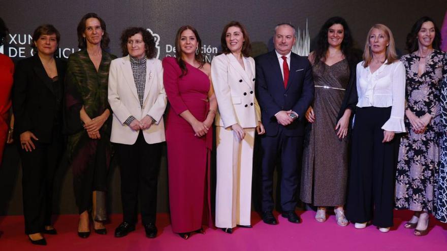 Marta Costas, Dora Casal, María Troncoso, Goretti Sanmartín, Susana Pérez, Ángeles Vázquez, José Ramón Rioboo, Yanina Hailak, Maite Torres, Teresa Mariño y la hermana de Yaiza Canosa, ayer, en la entrega de los premios Empresarias del año celebrada en Santiago de Compostela.  | // JESÚS PRIETO