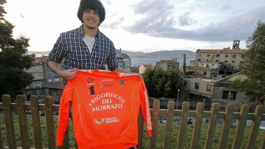 Edu Salazar, ayer, en Vigo, con la ría al fondo y la camiseta del Frigoríficos del Morrazo. // Jorge Santomé