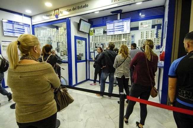 CENTRO COMERCIAL LAS ARENAS LAS PALMAS DE GRAN CANARIA 20-12-16  Fotos de clientes haciendo cola en administraciones de loteria para reportaje del sorteo de Navidad.  FOTOS: JUAN CASTRO