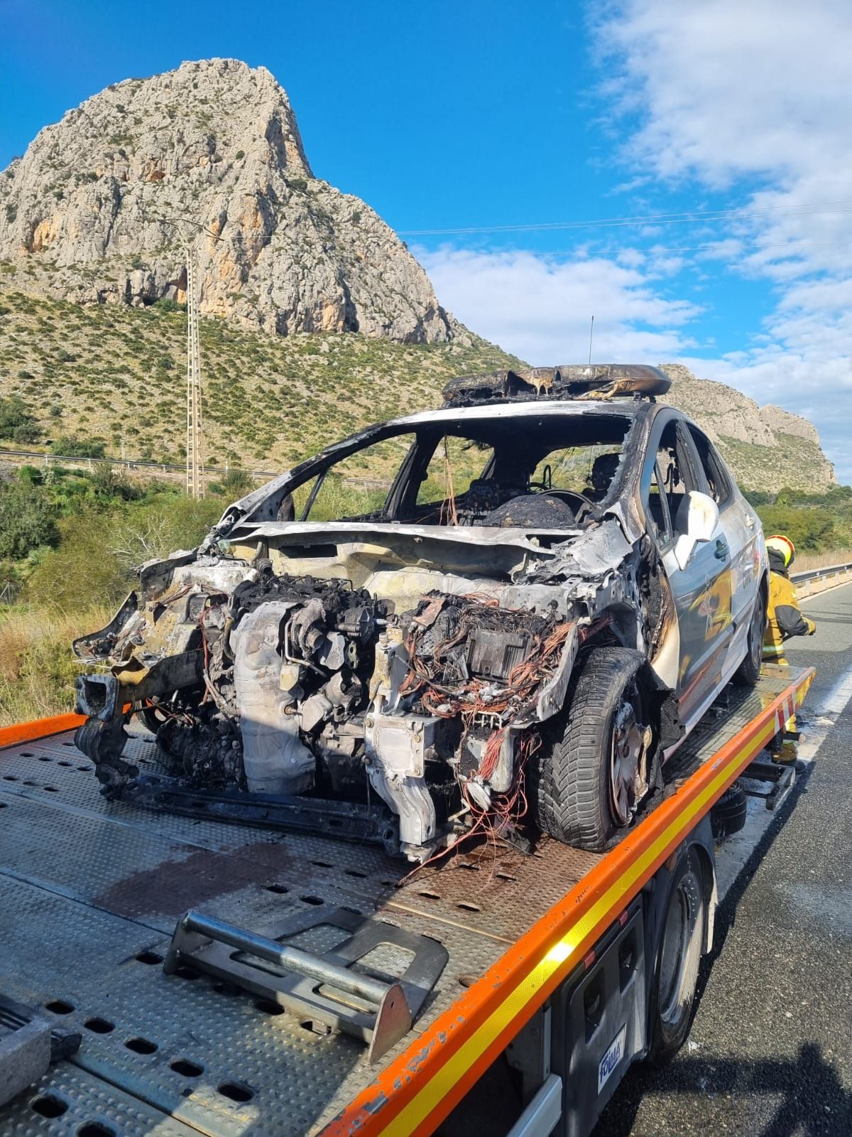 Ilesos dos guardias civiles al arder un coche patrulla entre Ondara y El Verger