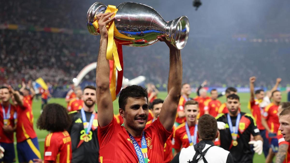 Rodri levantando la Eurocopa