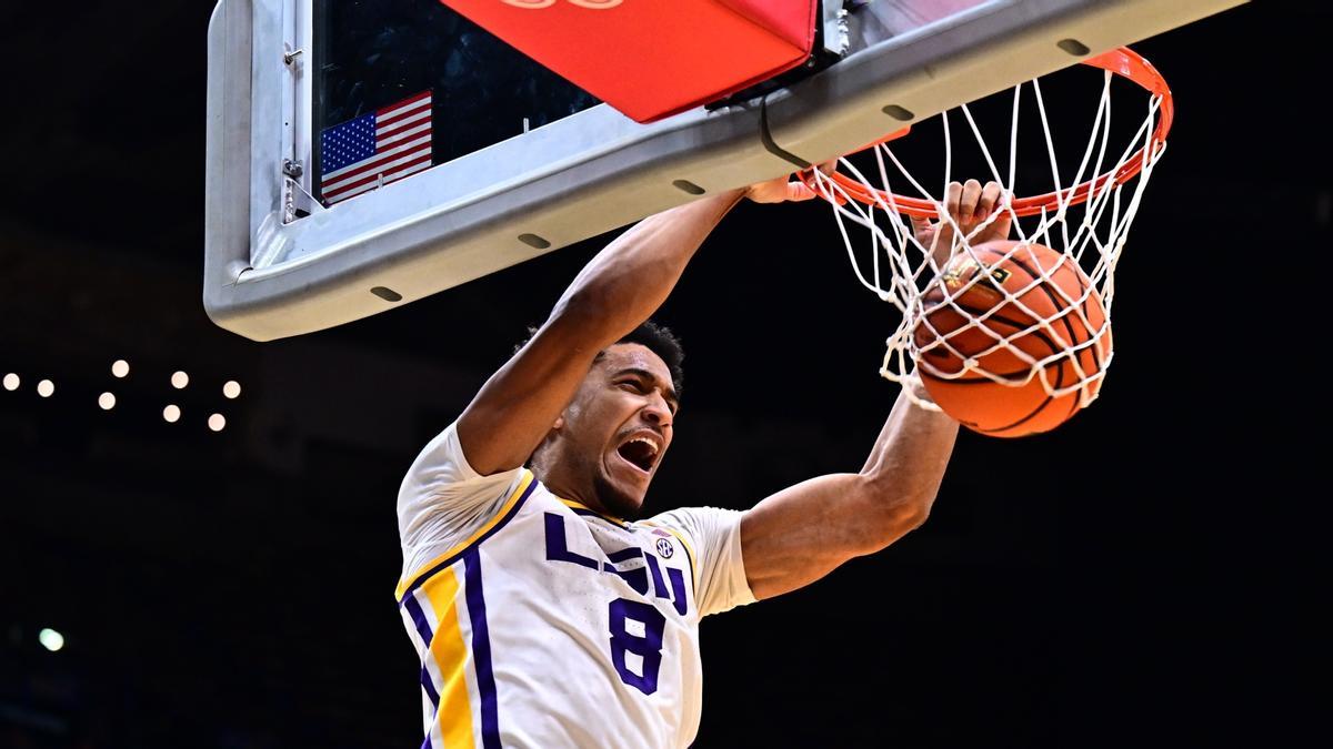 Pablo Tamba realiza un mate en la victoria de LSU sobre SMU.