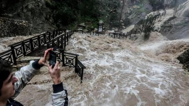 El agua desborda el río Algar en Callosa y da una tregua a los embalses